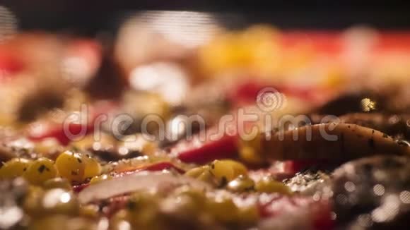 用胡椒粉玉米和橄榄在烤箱里煮一个自制的纯素披萨时间推移视频的预览图