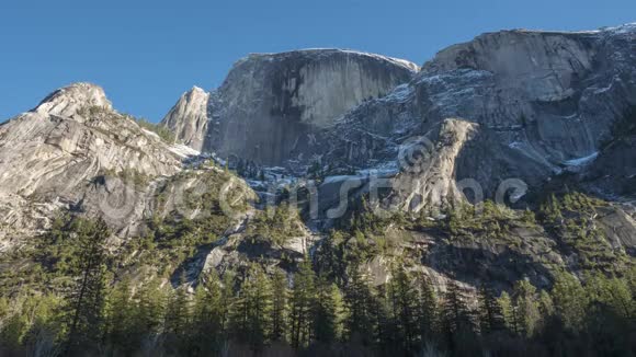 来自镜湖小径的半穹顶景观美国加利福尼亚州约塞米蒂国家公园视频的预览图