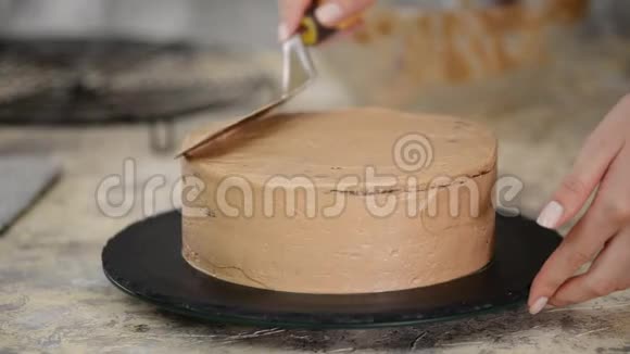 厨师做巧克力层拿破仑蛋糕俄罗斯巧克力蛋糕拿破仑视频的预览图