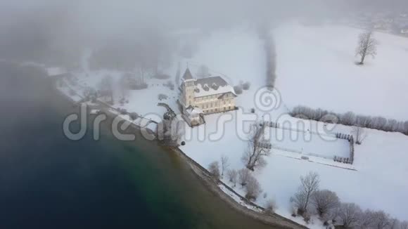 奥地利阿尔卑斯山中部美丽的格伦德尔湖的空中景观视频的预览图