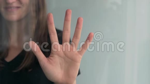 女性手的指纹扫描视频的预览图