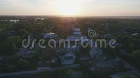 在日落时分从上面的Starocherkasskaya村房子树木和古老的教堂视频的预览图