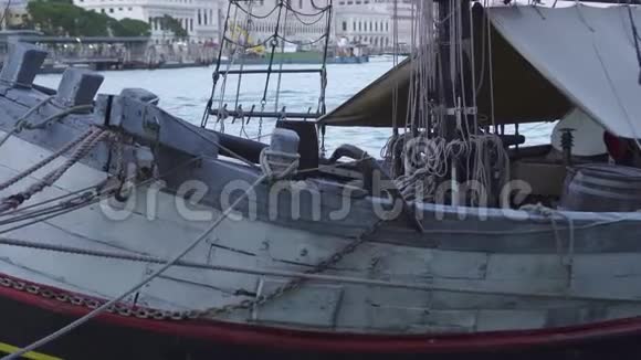 漂浮在水面上的木船的船头视频的预览图