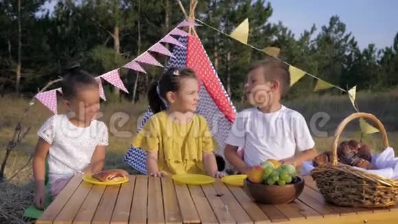 孩子们的关系小男孩照顾女孩对待他们的糕点和正在吃的款待野餐视频的预览图