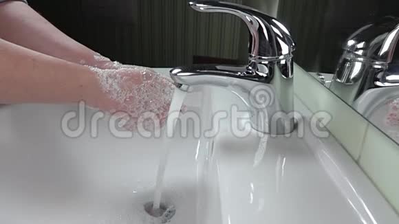 女人用肥皂洗手慢动作视频的预览图