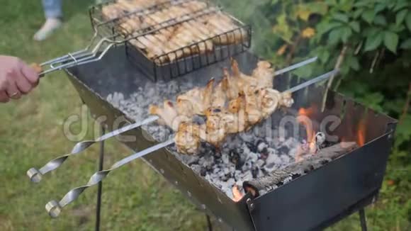 在户外烧烤准备肉的男人煮肉的过程烤架上的肉户外活动视频的预览图