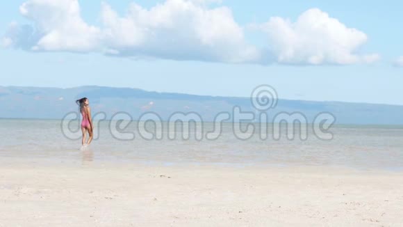 性感的菲律宾人在菲律宾一个可爱宁静的海滩上平静地散步视频的预览图