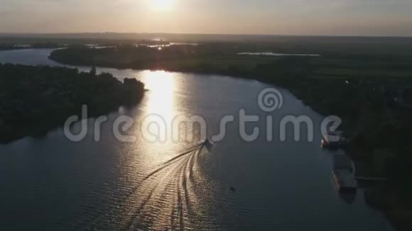 日落时的河流白色的船从上面看美丽的风景视频的预览图