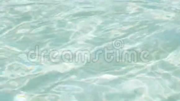 背景用绿松石清澈透明的海水特写取景视频的预览图