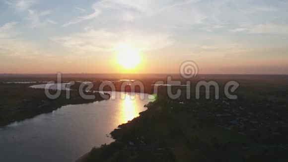 鸟瞰夕阳西下的唐河风景秀丽俄罗斯自然视频的预览图