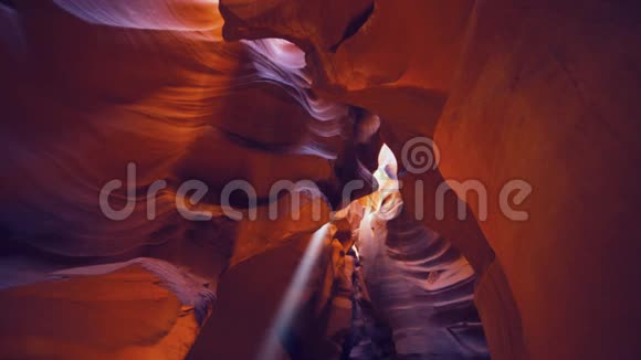 上羚羊峡谷的太阳光束和天花板视频的预览图