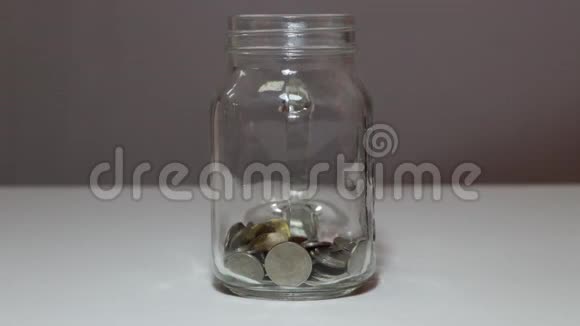 时间流逝泰铢货币硬币放入玻璃罐直到满视频的预览图