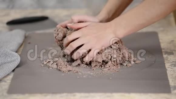 在家里用手捏着生巧克力面团做蛋糕视频的预览图
