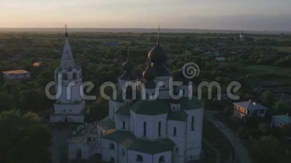 日落时的大教堂圆顶和金色十字架俄罗斯的鸟瞰图视频的预览图