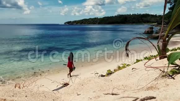 在阳光明媚的白天女人在海滨散步天空晴朗视频的预览图