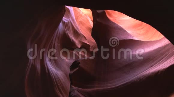 上羚羊峡谷的一个拱状岩层视频的预览图