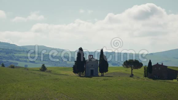 奥西亚河谷皮恩扎托斯卡纳附近的维塔莱塔教堂山谷间阳光明媚视频的预览图