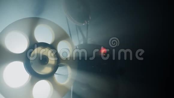 用薄膜旋转和光线旋转旧电影放映机视频的预览图