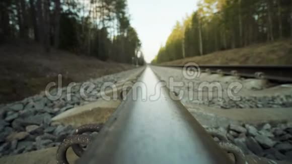 在森林日落滑梯拍摄的铁路近景上低广视角视频的预览图