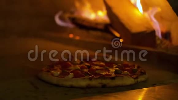 意大利比萨饼意大利香肠是在烤箱里煮的餐馆比萨饼是在传统餐馆的木头烤箱里煮的视频的预览图