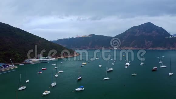 鸟瞰香港海港白色游艇视频的预览图