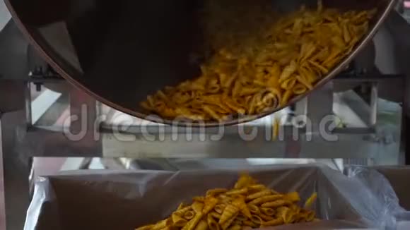 坚果鹰嘴豆和各种小吃厂的薯片机视频的预览图