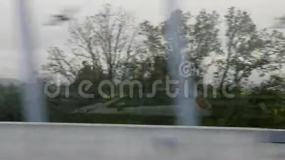 从车窗看到乡村景色在高速公路上骑马汽车上的绿色景观开膛手中汽车的反射视频的预览图
