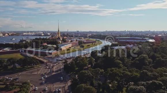飞越美丽的俄罗斯圣彼得堡上空视频的预览图