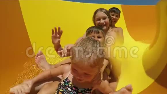 快乐的孩子们在水上公园里玩滑梯视频的预览图