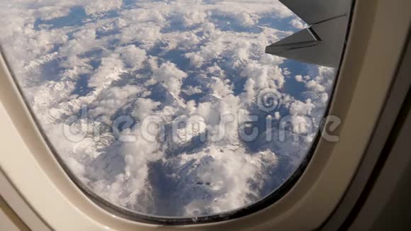 从飞机的窗口看山上的弥撒雪和云带着冰川视频的预览图