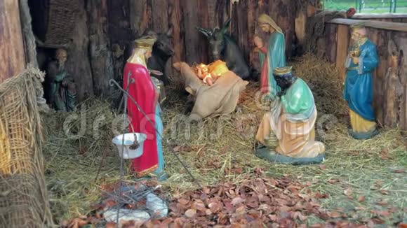 圣诞场景木制彩绘雕像视频的预览图
