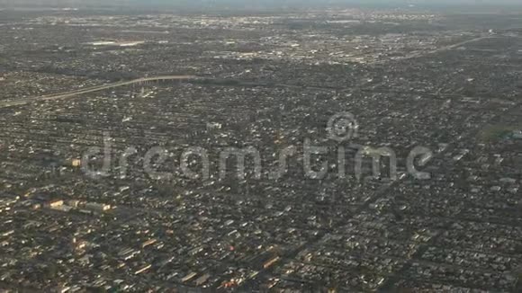 从洛杉矶向西看的下午鸟瞰图视频的预览图