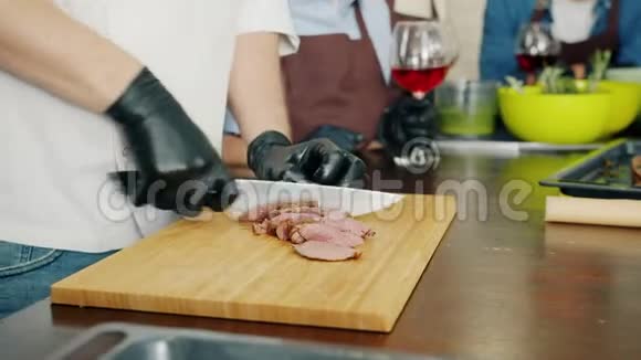 男式手切烤牛肉厨房荤菜视频的预览图