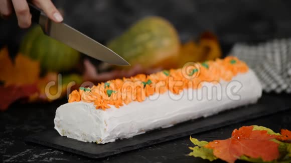 女性手切南瓜卷蛋糕切一块甜甜品视频的预览图