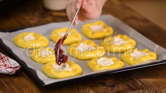 生甜酵母面团放在烤片上用樱桃填充包子视频的预览图