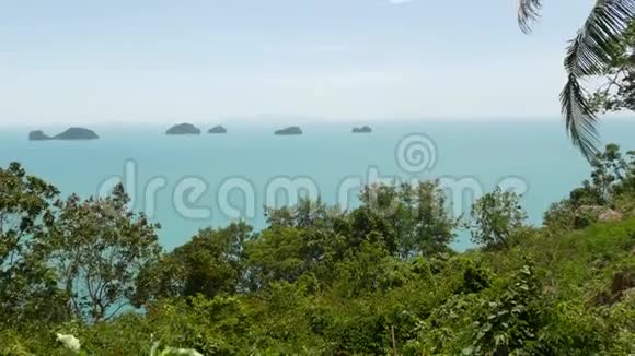 五姐妹岛在宁静的水面迷人的景观绿色植物和深邃的平静的水泰国萨梅放松放松视频的预览图