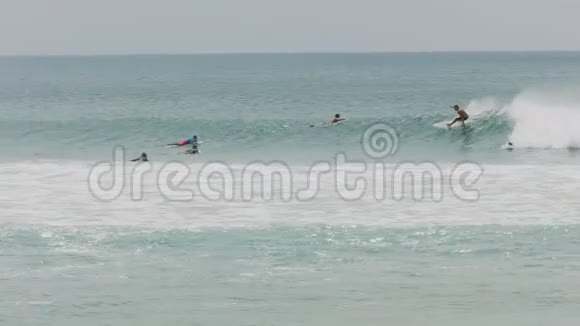 冲浪者在彩虹湾冲浪视频的预览图