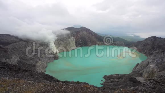 印度尼西亚KawahIjen酸湖的火山口视频的预览图