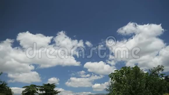 天空晴朗美丽的云空间天气4k视频的预览图