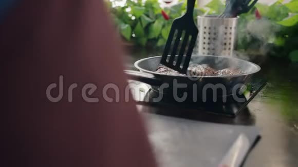 肉片煎锅的特写和男性手工烹饪餐视频的预览图