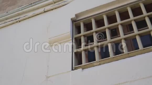带金属栏杆的牢房窗户关上外景视频的预览图