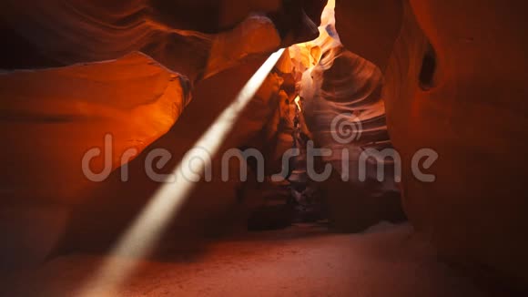 上羚羊峡谷的太阳光束蔚蓝视频的预览图