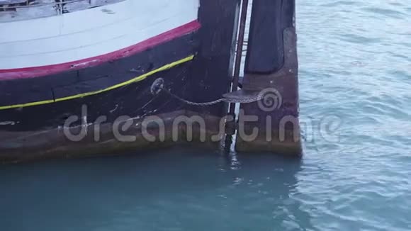漂浮在水面上的木船的船头视频的预览图