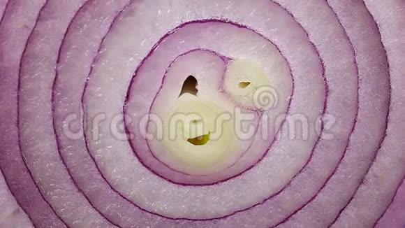 红葱旋转绕其轴切成半个旋转新鲜多汁的蔬菜宏观特写俯视图视频的预览图