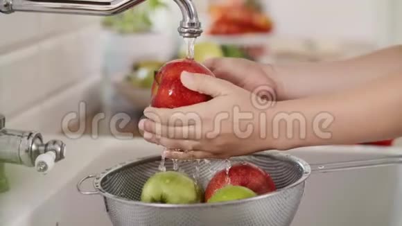 女人洗季节性的新鲜苹果视频的预览图