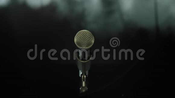 舞台上麦克风的特写白色照明和烟雾视频的预览图