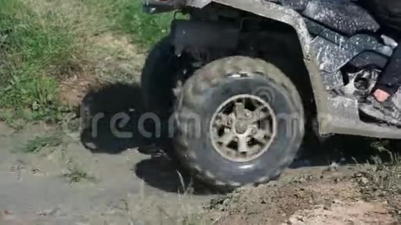 在泥里骑ATV或四人视频的预览图