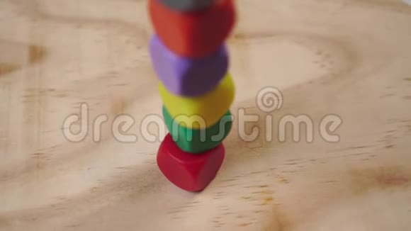 在木制表面上建造彩色游戏塑料立方体视频的预览图
