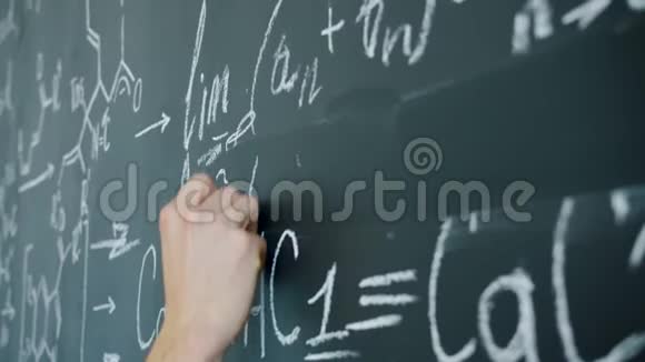 课堂上男生手写数学方程式的特写视频的预览图
