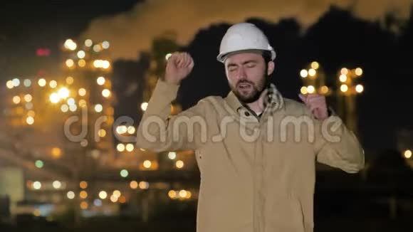 在石油和天然气工厂前跳舞的年轻商人胜利之舞视频的预览图